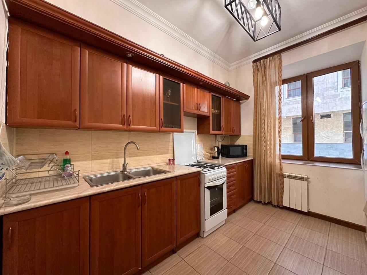 Hotel & Apartments California Erévan Extérieur photo