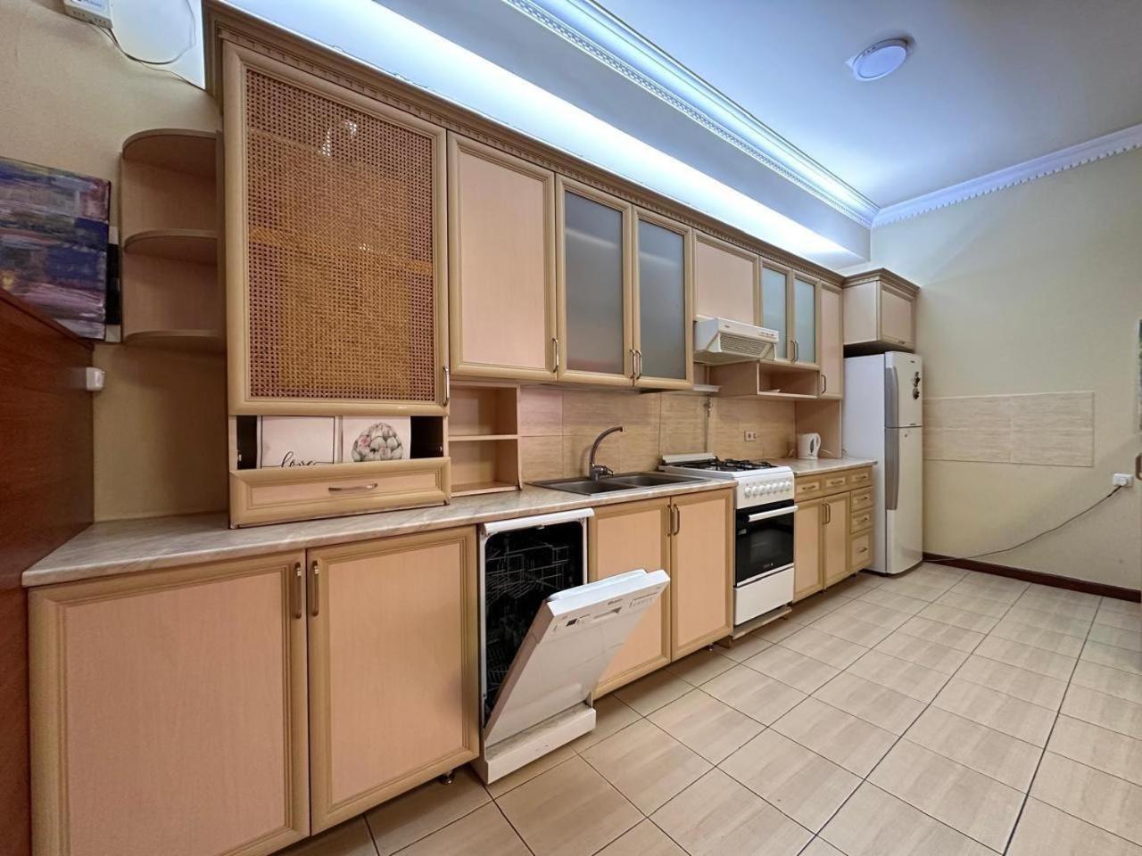 Hotel & Apartments California Erévan Extérieur photo