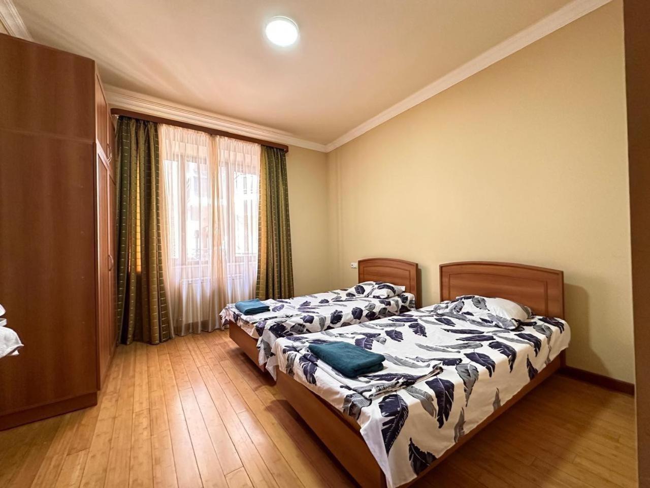 Hotel & Apartments California Erévan Extérieur photo