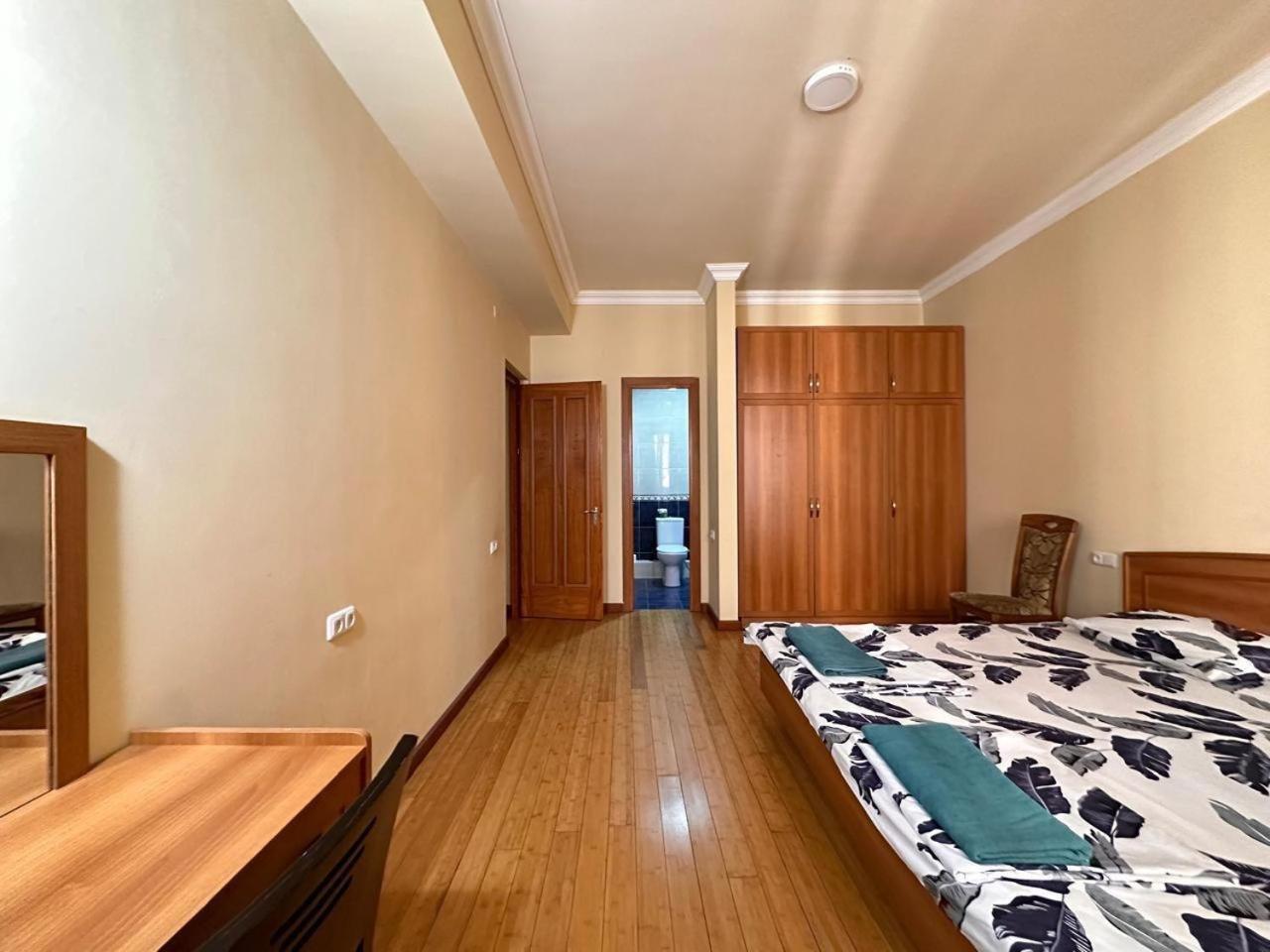 Hotel & Apartments California Erévan Extérieur photo