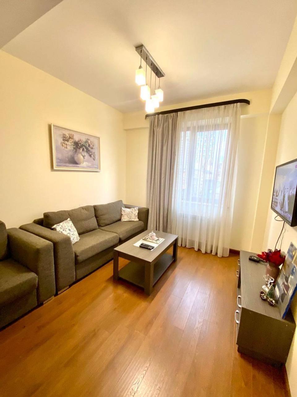 Hotel & Apartments California Erévan Extérieur photo