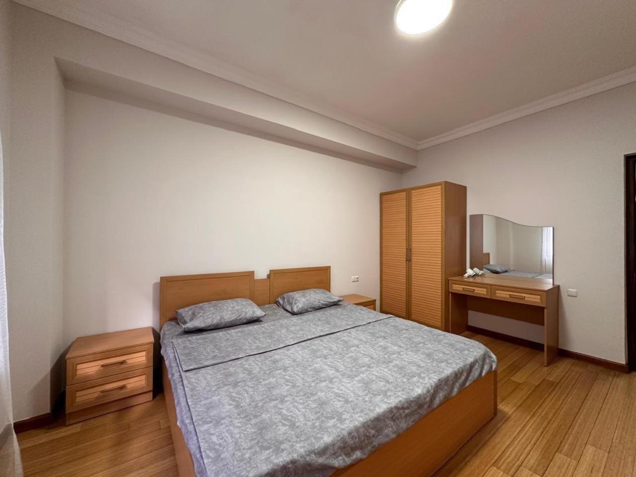 Hotel & Apartments California Erévan Extérieur photo