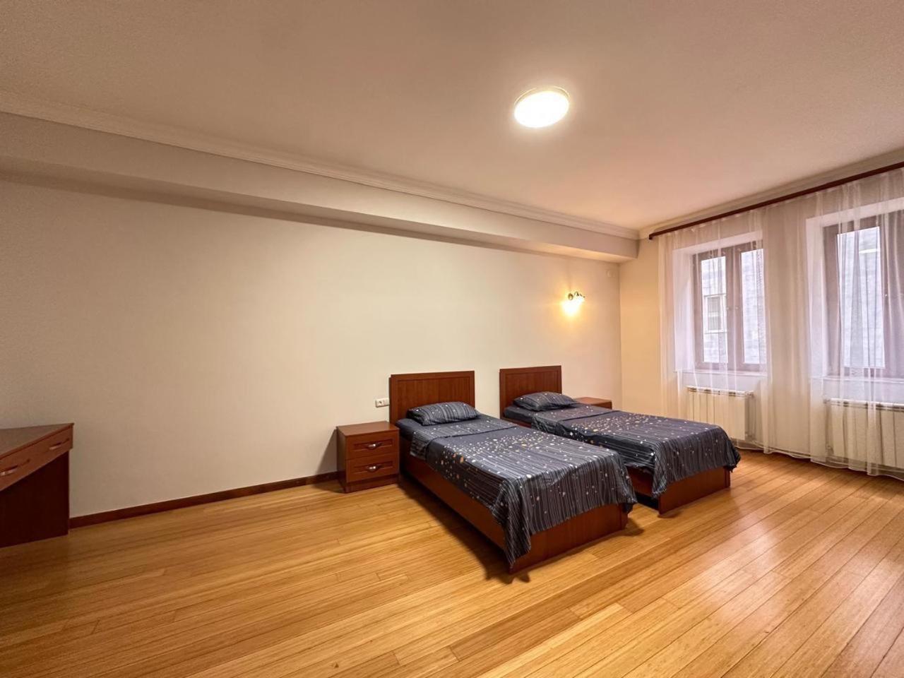 Hotel & Apartments California Erévan Extérieur photo