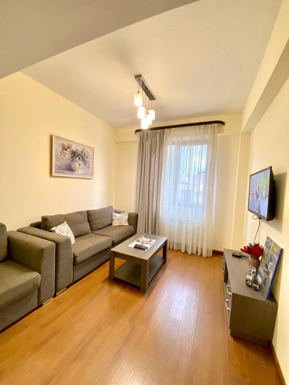 Hotel & Apartments California Erévan Extérieur photo