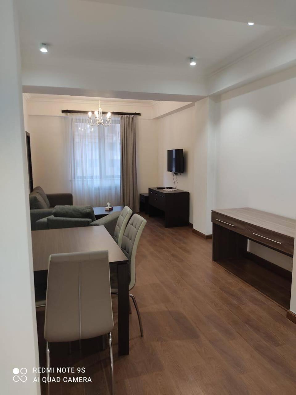 Hotel & Apartments California Erévan Extérieur photo