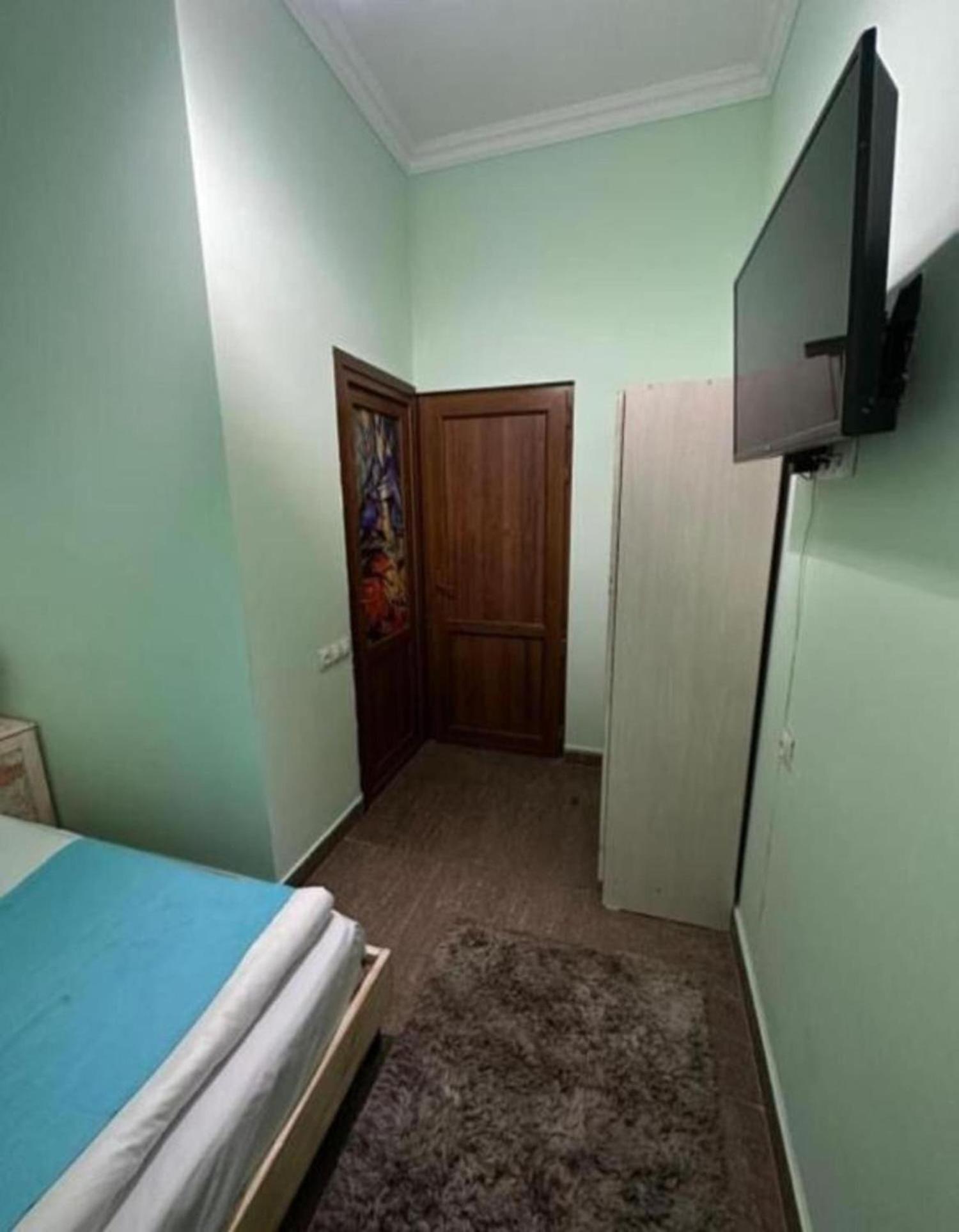Hotel & Apartments California Erévan Extérieur photo