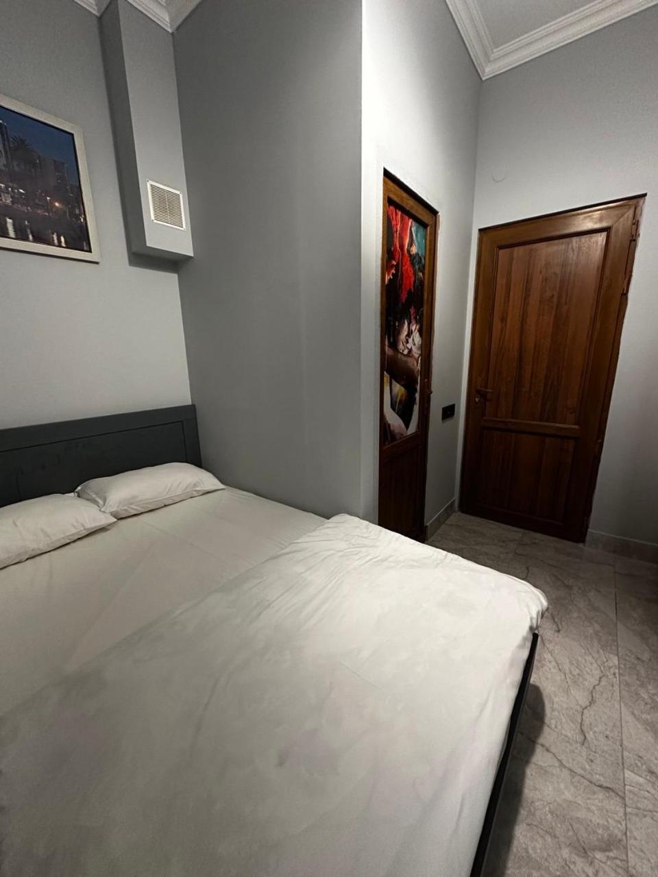 Hotel & Apartments California Erévan Extérieur photo